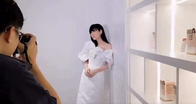 周慧敏分享工作vlog，分享美麗和自信，55歲仍舊熱愛自己的事業