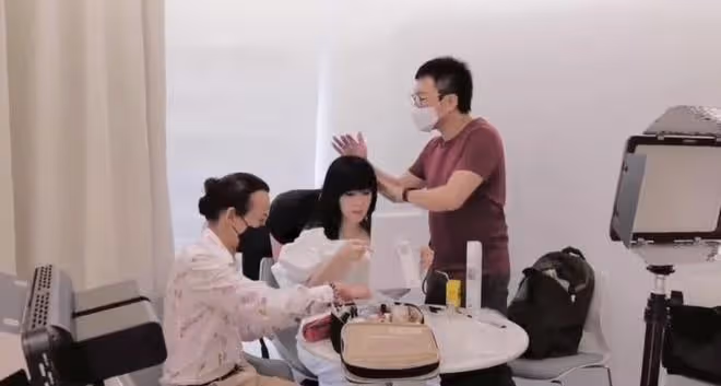 周慧敏分享工作vlog，分享美麗和自信，55歲仍舊熱愛自己的事業