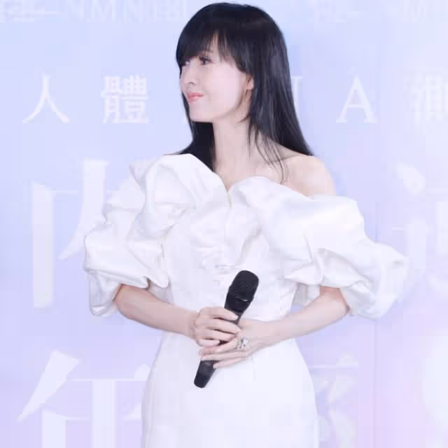 周慧敏分享工作vlog,分享美麗和自信,55歲仍舊熱愛自己的事業
