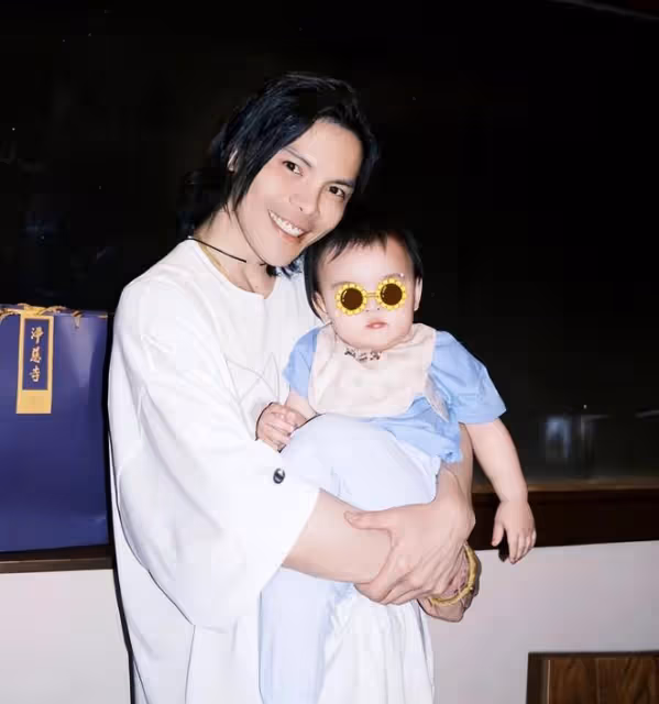 郭碧婷帶兒女為向佐慶生,郭碧婷為老公準備的禮物非常走心