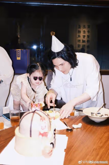 郭碧婷帶兒女為向佐慶生,郭碧婷為老公準備的禮物非常走心