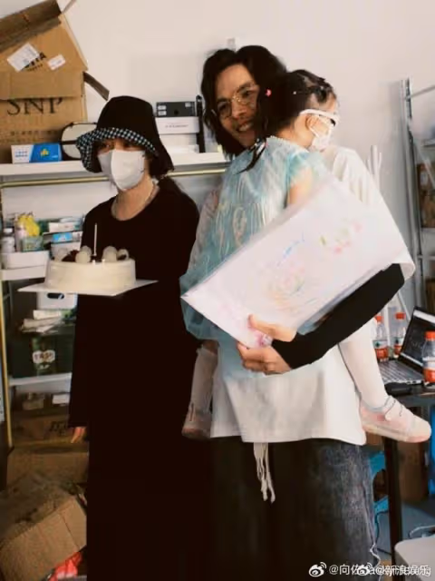 郭碧婷帶兒女為向佐慶生,郭碧婷為老公準備的禮物非常走心