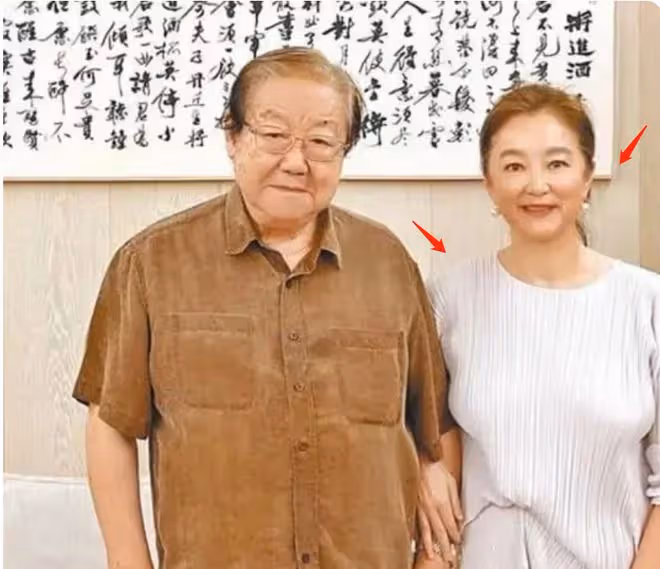 林青霞繼婚變後變開放?與男友人貼身合影,面部浮腫被嘲似大媽