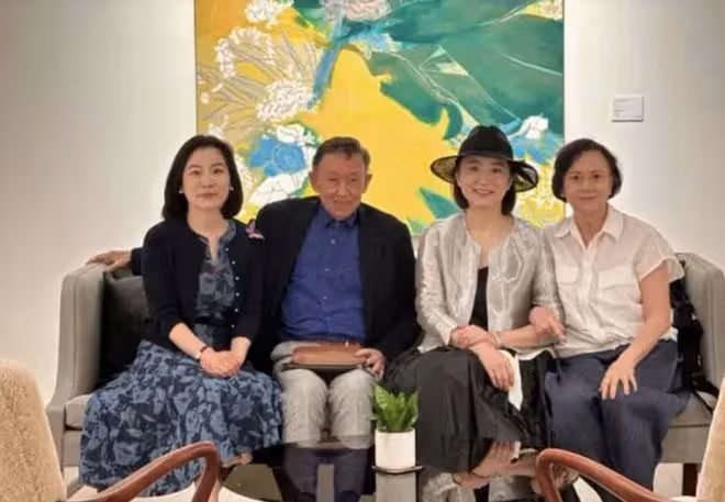林青霞繼婚變後變開放?與男友人貼身合影,面部浮腫被嘲似大媽