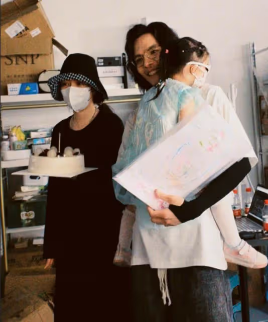 郭碧婷帶兒女給向佐慶生,女兒給爸爸畫了塗鴉,一家四口畫面溫馨