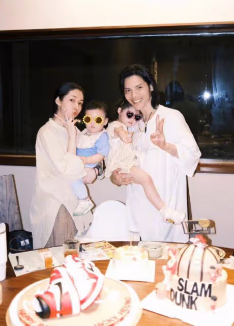 郭碧婷帶兒女給向佐慶生,女兒給爸爸畫了塗鴉,一家四口畫面溫馨