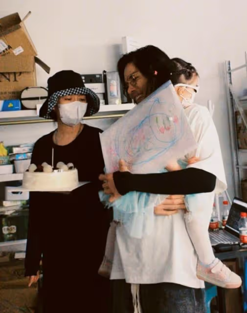 郭碧婷帶兒女給向佐慶生,女兒給爸爸畫了塗鴉,一家四口畫面溫馨