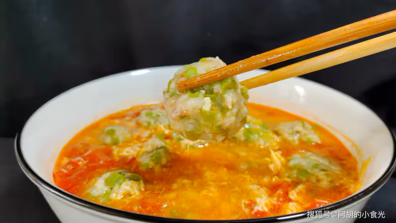 長豆角吃出「農家味」，飯店花錢也吃不到！配西紅柿燒一碗，鮮美、還管飽