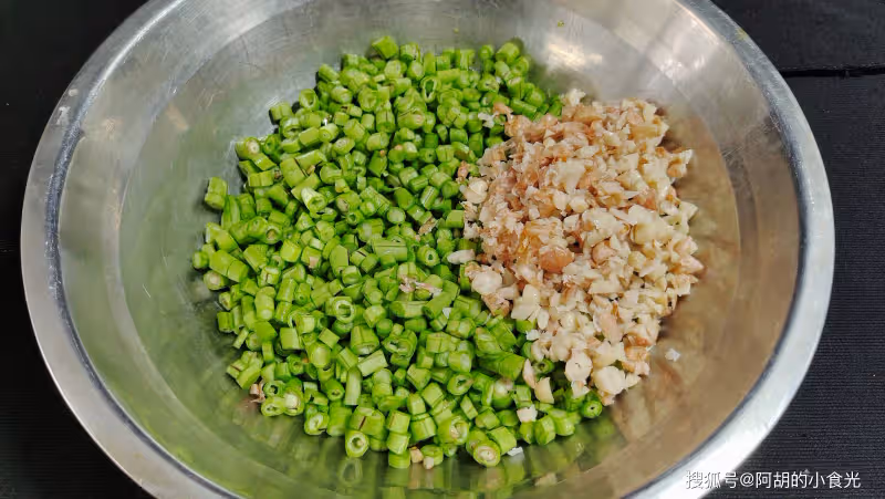 長豆角吃出「農家味」，飯店花錢也吃不到！配西紅柿燒一碗，鮮美、還管飽
