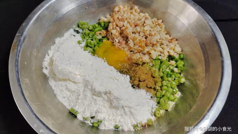 長豆角吃出「農家味」，飯店花錢也吃不到！配西紅柿燒一碗，鮮美、還管飽