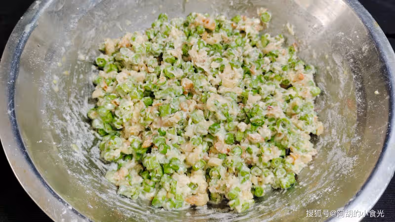 長豆角吃出「農家味」，飯店花錢也吃不到！配西紅柿燒一碗，鮮美、還管飽