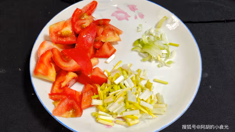 長豆角吃出「農家味」，飯店花錢也吃不到！配西紅柿燒一碗，鮮美、還管飽