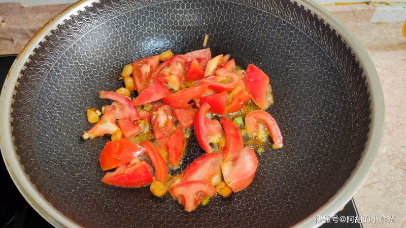 長豆角吃出「農家味」,飯店花錢也吃不到!配西紅柿燒一碗,鮮美、還管飽