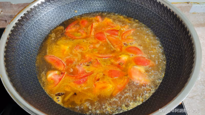 長豆角吃出「農家味」,飯店花錢也吃不到!配西紅柿燒一碗,鮮美、還管飽