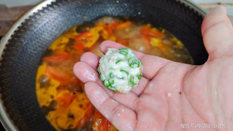 長豆角吃出「農家味」,飯店花錢也吃不到!配西紅柿燒一碗,鮮美、還管飽