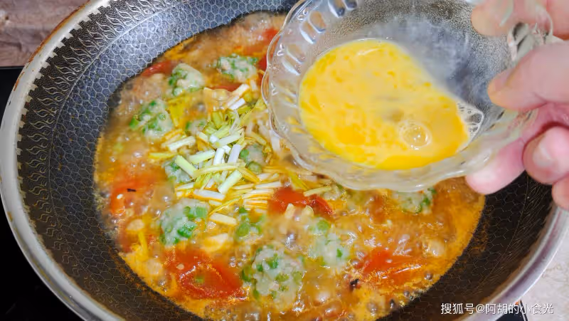 長豆角吃出「農家味」,飯店花錢也吃不到!配西紅柿燒一碗,鮮美、還管飽