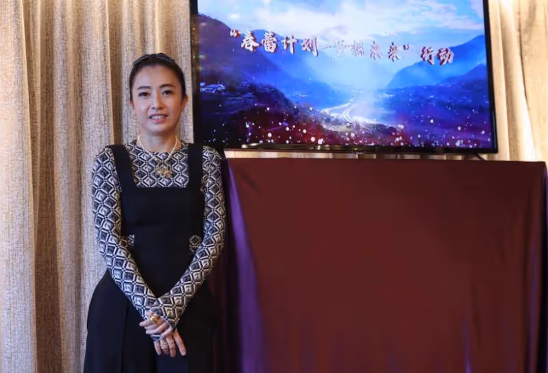甘比為內地女童再捐1800萬,穿彝族服飾與村民互動,長女面相福氣