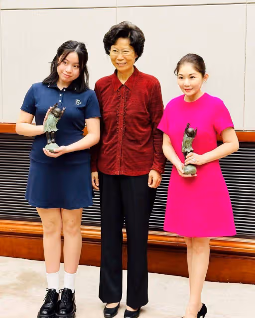 甘比為內地女童再捐1800萬,穿彝族服飾與村民互動,長女面相福氣