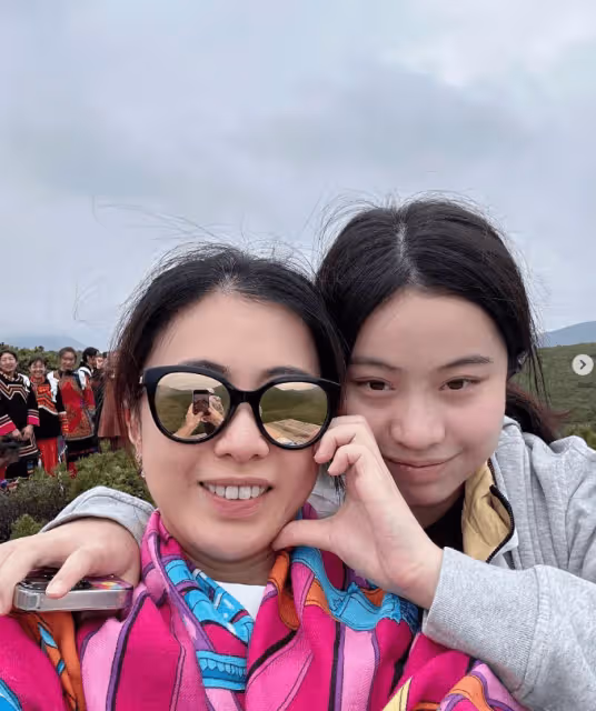 甘比為內地女童再捐1800萬,穿彝族服飾與村民互動,長女面相福氣