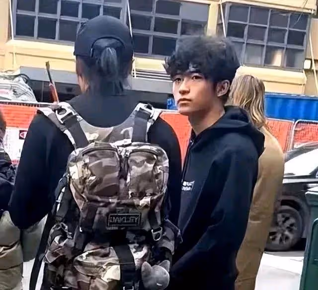 謝霆鋒張柏芝同時現身澳洲,分開行動仍被網友發現,一家人相聚