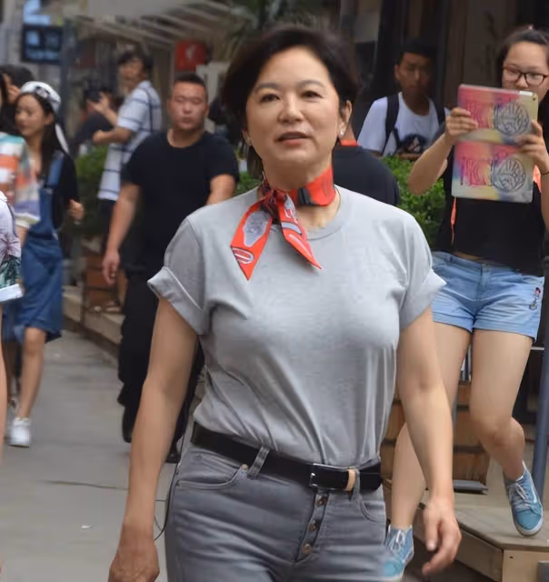 突發!68歲林青霞因拍照不穿內衣被批不得體,知性優雅人設崩塌