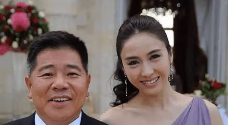 女神黎姿現身小麵館,大口吃面太真實,50歲依舊美麗動人