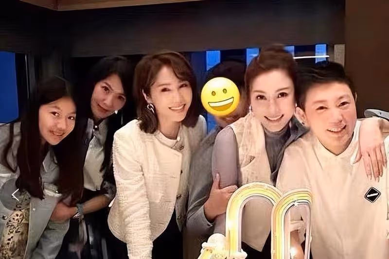 女神黎姿現身小麵館,大口吃面太真實,50歲依舊美麗動人