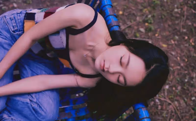 18歲趙今麥曬照,上大學後濃妝換成素顏,這顏值變化美翻了