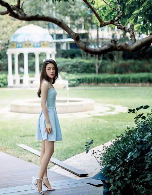 18歲趙今麥曬照,上大學後濃妝換成素顏,這顏值變化美翻了