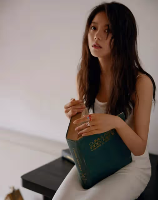 18歲趙今麥曬照,上大學後濃妝換成素顏,這顏值變化美翻了