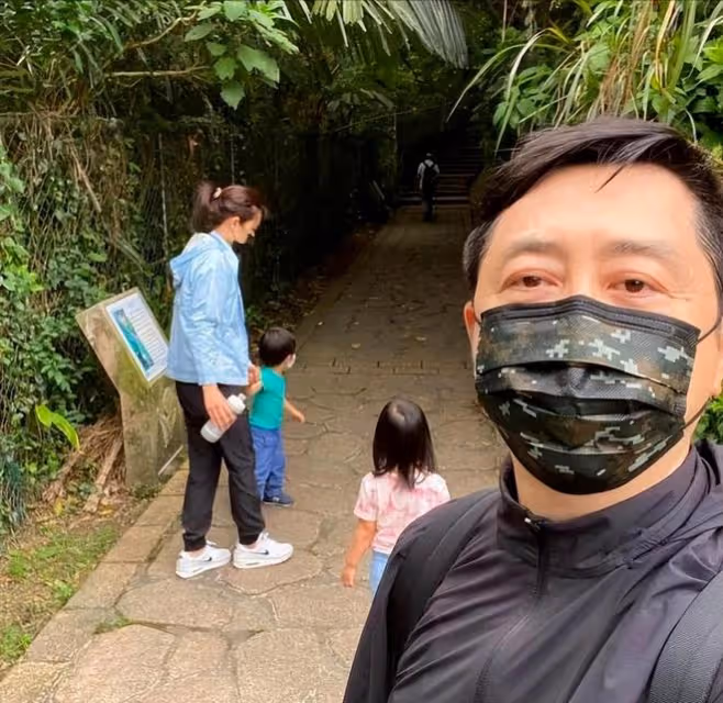 庾澄慶圍觀21歲兒子直播,哈利幫爸爸宣傳演唱會,父子倆歡樂互動