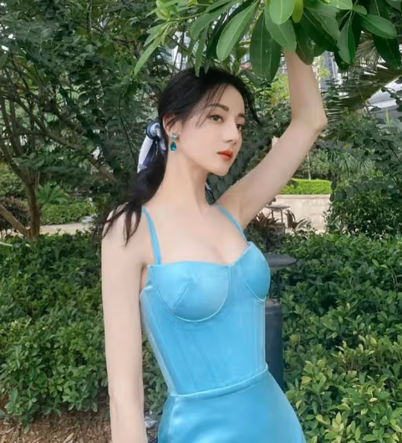 7月21日,迪麗熱巴突然登上熱搜!身穿藍色抹胸弔帶參加線下活動