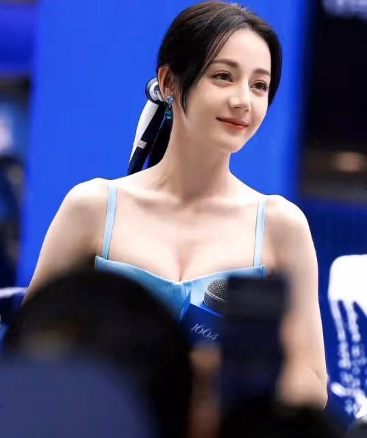 7月21日,迪麗熱巴突然登上熱搜!身穿藍色抹胸弔帶參加線下活動