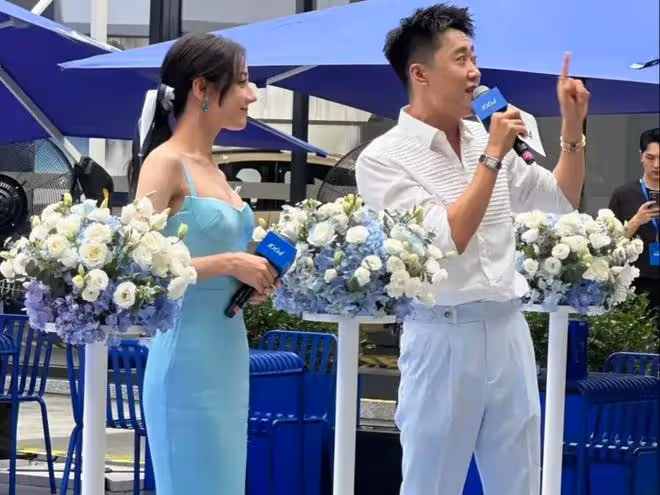 7月21日,迪麗熱巴突然登上熱搜!身穿藍色抹胸弔帶參加線下活動