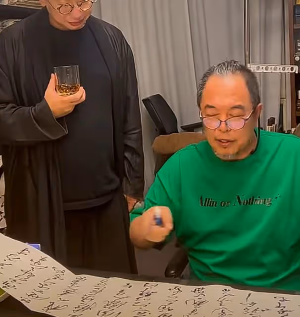 66歲張鐵林入院做手術!術後雙腿纏滿紗布,坐輪椅行動不便顯憔悴