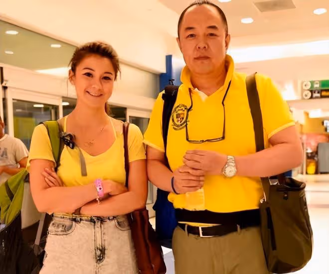 66歲張鐵林入院做手術!術後雙腿纏滿紗布,坐輪椅行動不便顯憔悴