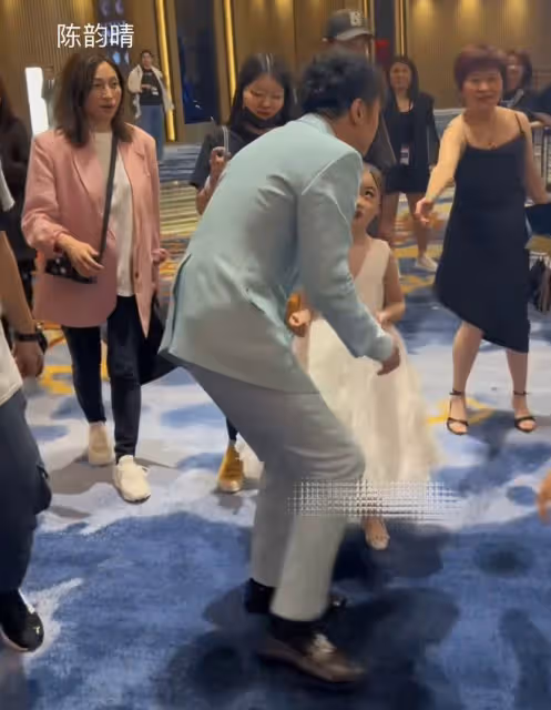 古巨基來內地工作,55歲妻子打扮樸素像助理如影隨形,顏值惹爭議