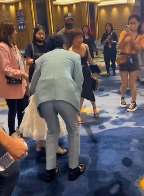 古巨基來內地工作,55歲妻子打扮樸素像助理如影隨形,顏值惹爭議