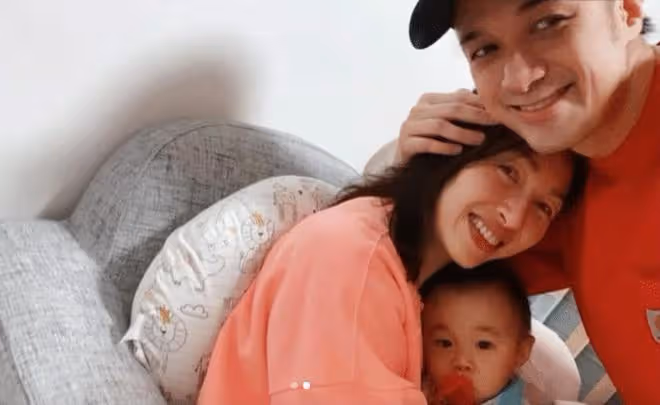 古巨基來內地工作,55歲妻子打扮樸素像助理如影隨形,顏值惹爭議