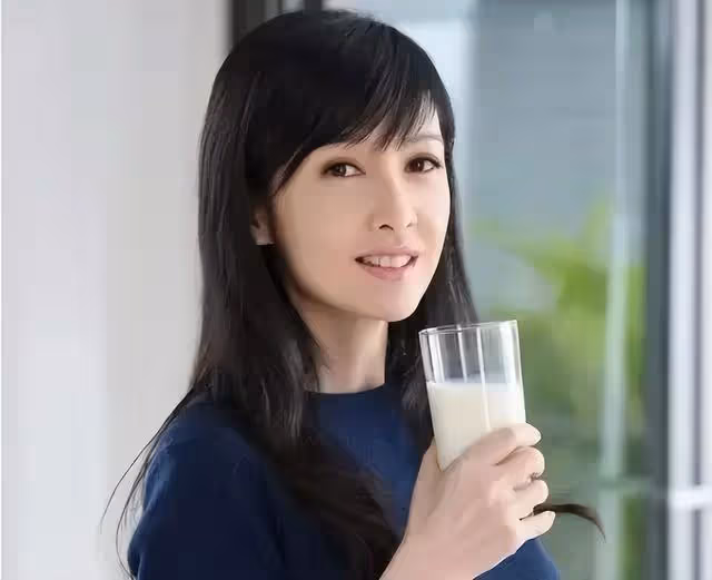 香港玉女掌門人捐衣服義賣,狂熱粉絲瘋狂購買,收益用於做慈善