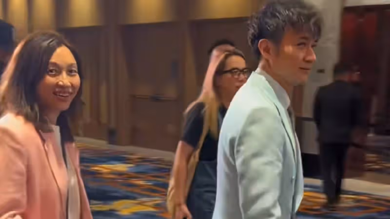 古巨基到內地工作，55歲妻子打扮樸素像助理如影隨形，顏值惹爭議