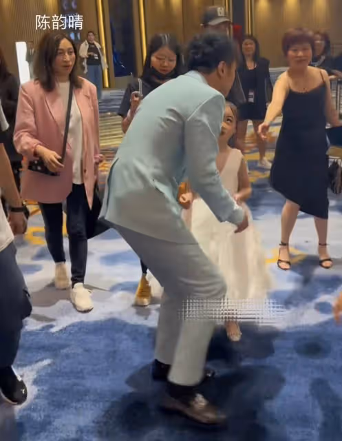 古巨基到內地工作,55歲妻子打扮樸素像助理如影隨形,顏值惹爭議
