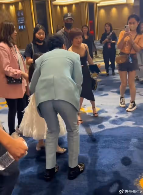 古巨基到內地工作,55歲妻子打扮樸素像助理如影隨形,顏值惹爭議