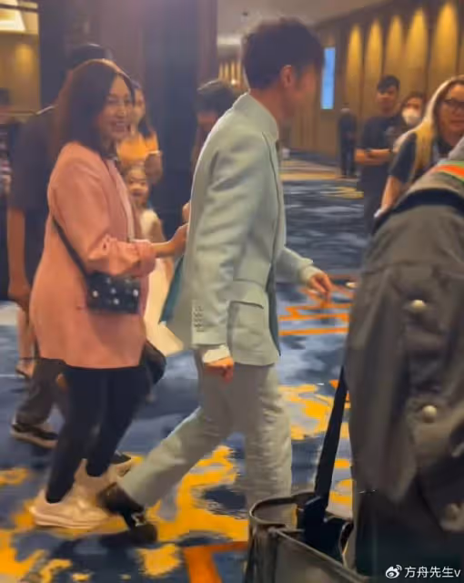 古巨基到內地工作,55歲妻子打扮樸素像助理如影隨形,顏值惹爭議