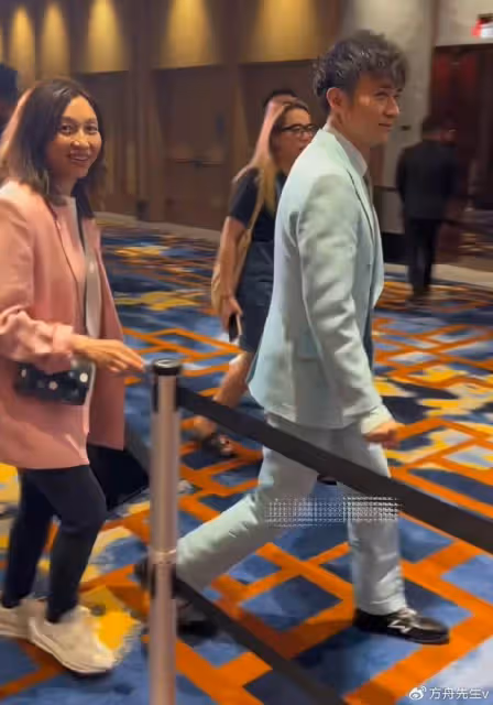 古巨基到內地工作,55歲妻子打扮樸素像助理如影隨形,顏值惹爭議