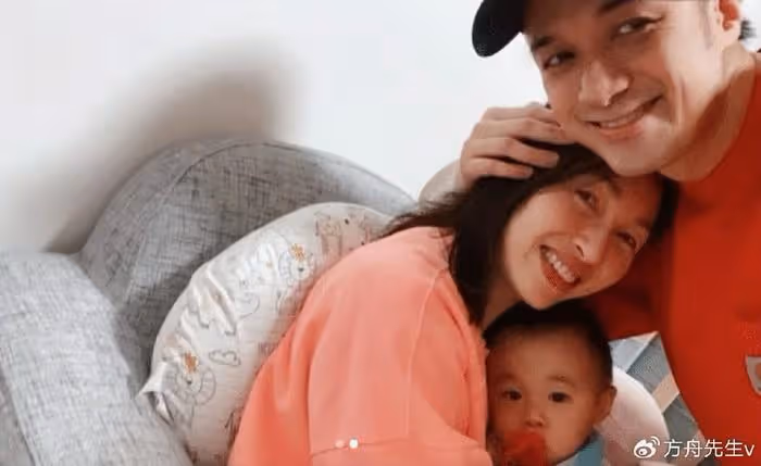 古巨基到內地工作，55歲妻子打扮樸素像助理如影隨形，顏值惹爭議