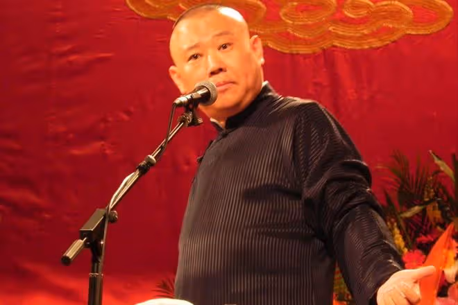 「幾百萬排戲，戲呢？錢呢？」何賽飛的靈魂拷問，升華了郭德綱