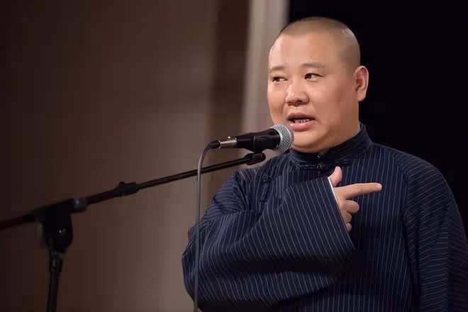 「幾百萬排戲，戲呢？錢呢？」何賽飛的靈魂拷問，升華了郭德綱