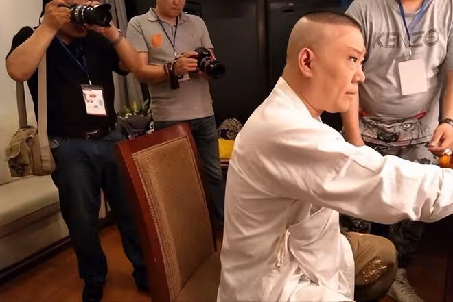 「幾百萬排戲,戲呢?錢呢?」何賽飛的靈魂拷問,升華了郭德綱