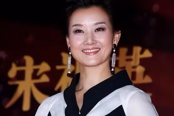24年登春晚,39歲銷聲匿跡,「春晚國臉」宋祖英如今怎樣了?